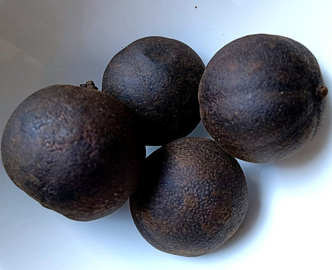 Loomi o lima negra entera, ingrediente tradicional de Oriente Medio usado en guisos, arroces e infusiones, con sabor cítrico y ahumado."