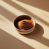 Vista cercana de la Marinada Libanesa con tonos cálidos y aromáticos.