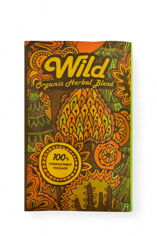 Bowl con mezcla de hierbas naturales aromáticas, tonos verdes y marrones, fondo claro y estilo minimalista.