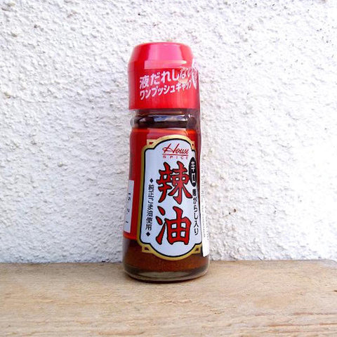 Rayu o aceite de chili o guindilla , realmente es guindilla japonesa infusionada en aceite de sésamo , unas pocas gotas y disfrutarás de todo el sabor para gyozas , ramen ,etc
